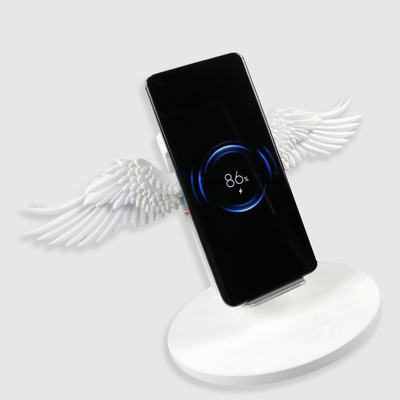 Χαριτωμένα πλαστικά τηλεφωνικά φτερά ασύρματος φορτιστής 5V 1.67A με το φως των οδηγήσεων