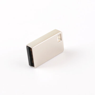 Μία μέταλλο MINI USB flash drive με ματ επιφάνεια και γωνία φακού ευρείας γωνίας 120 μοιρών που εξασφαλίζουν την προστασία των δεδομένων