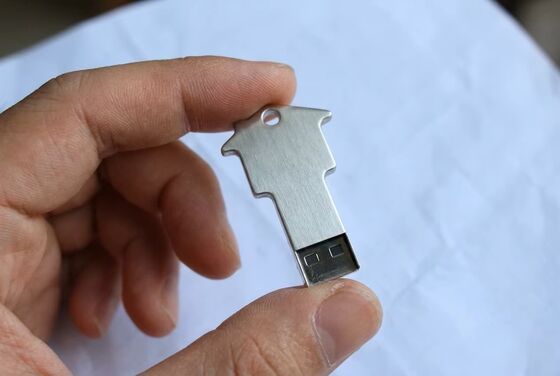Ασημένιο USB Flash Drive με αλυσίδα από πέρλες, Συμπαγής Συσκευή Αποθήκευσης, Θερμοκρασία Λειτουργίας -50 έως +80 Βαθμούς, Ιδανικό για Επιχειρήσεις