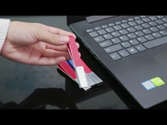 Το μαύρο Drive λάμψης δέρματος USB με το βασικό αγαθό δαχτυλιδιών κάνει το λογότυπο τη γρήγορη ταχύτητα USB 2,0 και 3,0